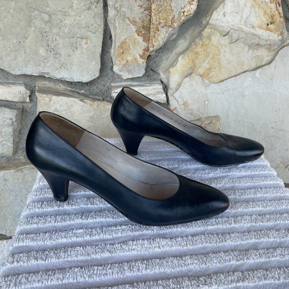 Vintage Bruno Magli pumps, dark navy, size 8 AA